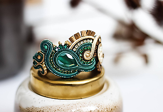 Náramky - Smaragdovo-béžový šujtášový náramok so Swarovski kryštálmi - 11576243_