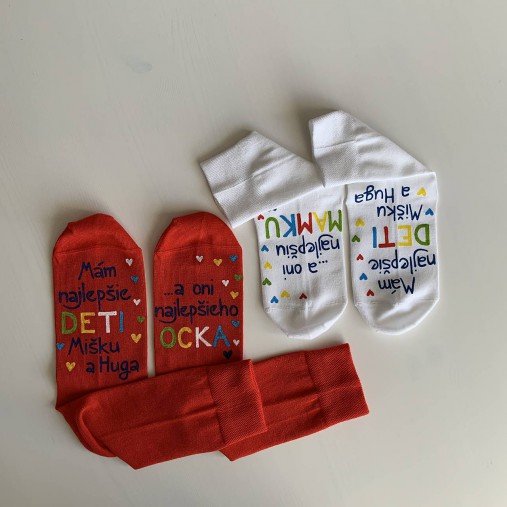 Výnimočná sada maľovaných ponožiek pre "najlepších rodičov, ktorí majú najlepšie deti" (biele + červené)