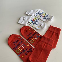 Ponožky, pančuchy, obuv - Výnimočná sada maľovaných ponožiek pre "najlepších rodičov, ktorí majú najlepšie deti" (biele + červené) - 11576844_