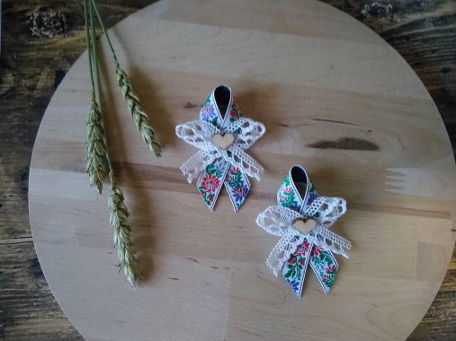 Svadobné pierka - folklórne pierka s krajkou - 11578345_