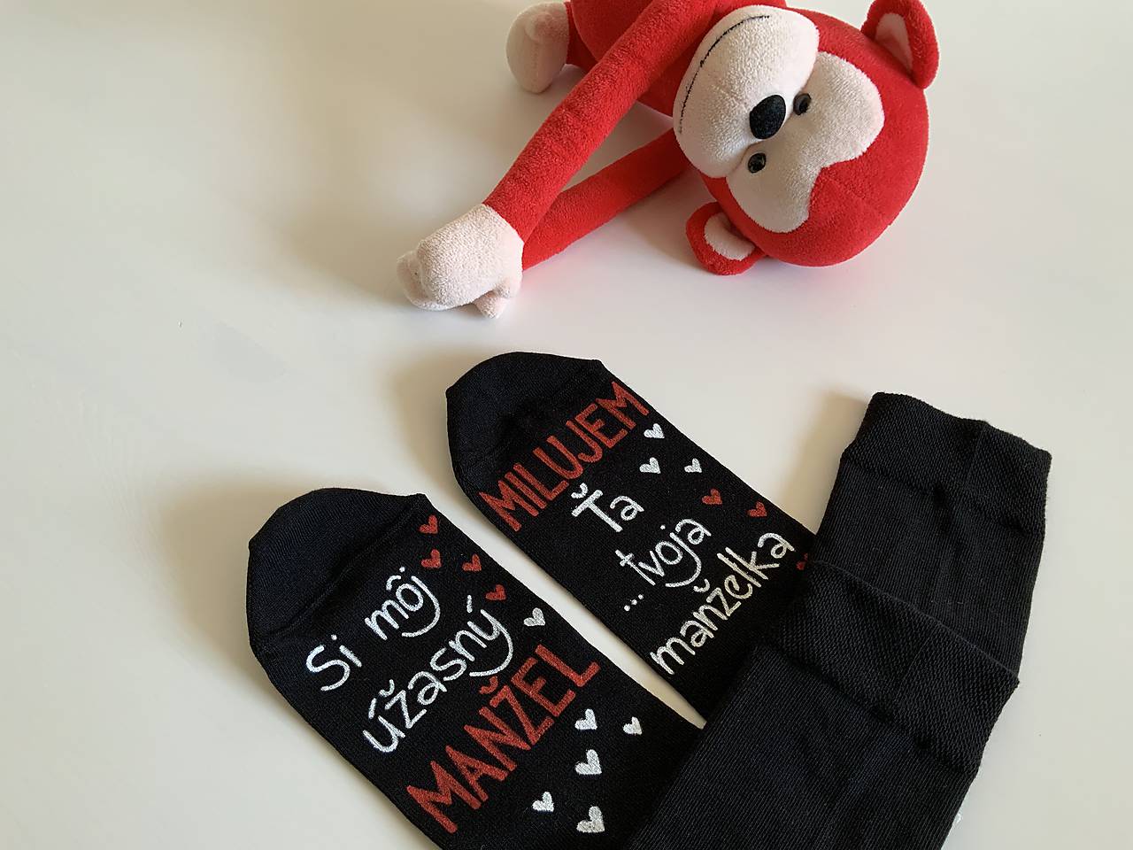 Zamilované maľované čierne ponožky s nápisom: “Si úžasný manžel / milujem Ťa...tvoja manželka”