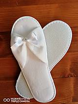 Ponožky, pančuchy, obuv - Svadobné papuče s dvojitou mašličkou a strasom - 11577988_