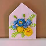 Dekorácie - Drevený domček s kvetmi - 11585237_