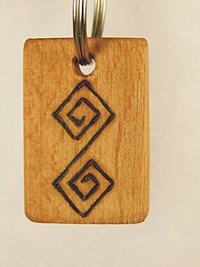 Kľúčenky - Suvenír - drevený prívesok na kľúče Čičmany 006 - 11587062_
