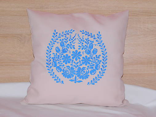 Úžitkový textil - Ručne vyšívaný vankúš - 11590769_