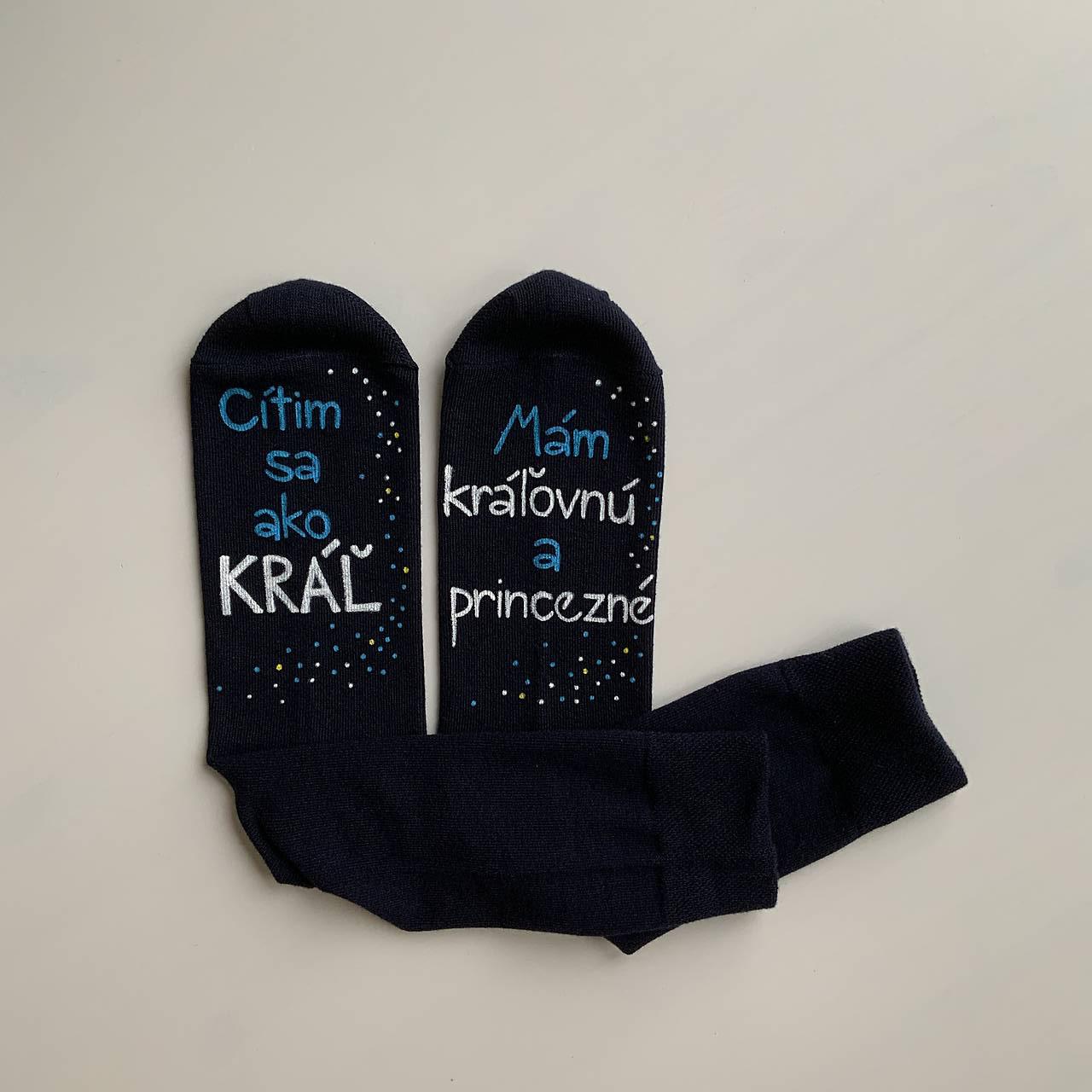 Maľované čierne ponožky s pestrofarebným nápisom: Cítim sa ako kráľ / Mám kráľovnú a (a princezné)