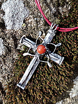 Náhrdelníky - krížik - zdobený červeným achátom - 11602684_
