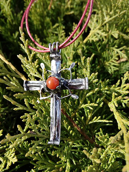 krížik - zdobený červeným achátom
