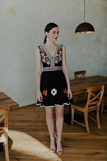 Šaty - krátke čierne šifónové šaty Slovenské devy - 11608937_