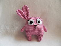 Malý háčkovaný zajačik - netradičný - ružový :-)