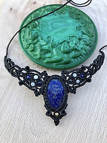 Náhrdelníky - Čierny makramé náhrdelník z minerálov lapis lazuli a mesačný kameň  - 11615946_