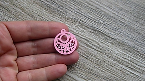 Polotovary - Drevený výrez kruh s motýľom 2,5 cm - výber z viac farieb, 1 ks (ružový) - 11620496_