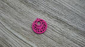 Polotovary - Drevený výrez kruh s motýľom 2,5 cm - výber z viac farieb, 1 ks (cyklamenovo ružový) - 11620582_