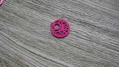 Polotovary - Drevený výrez kruh s motýľom 2,5 cm - výber z viac farieb, 1 ks (cyklamenovo ružový) - 11620583_