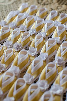 Svadobné pierka - svadobné pierka (pierka pre hostí - zlato-biele) - 11621443_