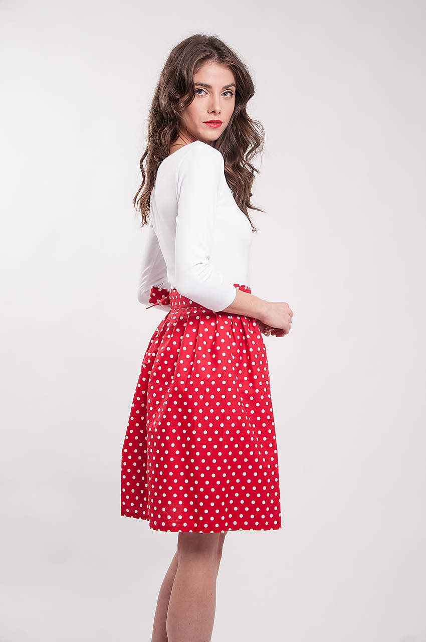 Červená bodkovaná retro sukňa