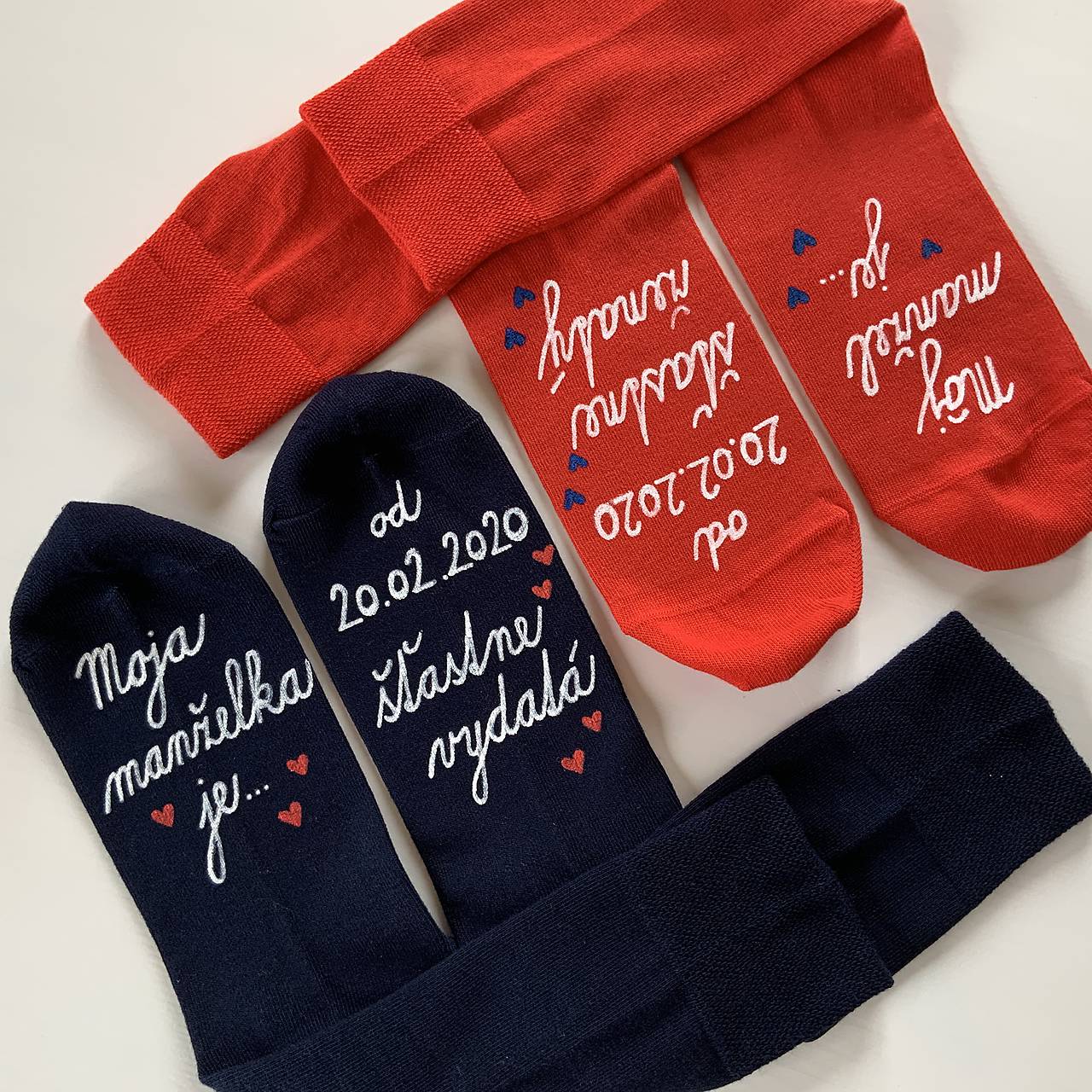 Darčeková sada maľovaných ponožiek s nápisom: "Môj manžel (Moja manželka) je šťastne ženatý (vydatá)" (S dátumom)