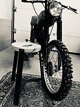 Nábytok - Predám štýlovú stoličku pre motorkára, do garáže. industrial style, cafe racer, kovová konštrukcia plus drevo - 11626524_