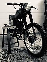 Nábytok - Predám štýlovú stoličku pre motorkára, do garáže. industrial style, cafe racer, kovová konštrukcia plus drevo - 11626525_