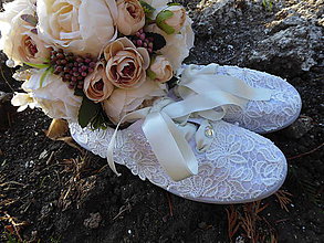 Ponožky, pančuchy, obuv - svadobné tenisky v čipkách - 11629059_