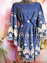 Šaty - Florlal folk - Vyšívané dámske šaty z jemného denimu - 11633744_