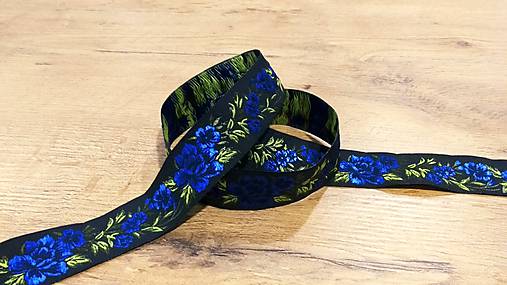 Galantéria - Krojova stuha 30 mm - Kvety na čiernom (Modrá) - 11632944_
