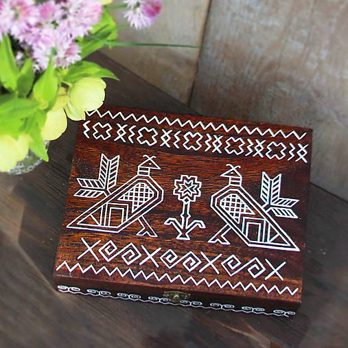 Ručne maľovaná krabica na čaje Čičmany (V7.7cm-D24cm-S16cm (4 priečinky))