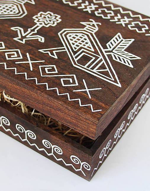 Ručne maľovaná krabica na čaje Čičmany (V7.7cm-D24cm-S16cm (4 priečinky))