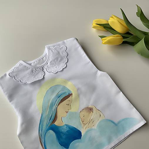Maľovaná krstná košieľka s bábätkom v náručí Panny Márie (košieľka 2 s písaným písmom)