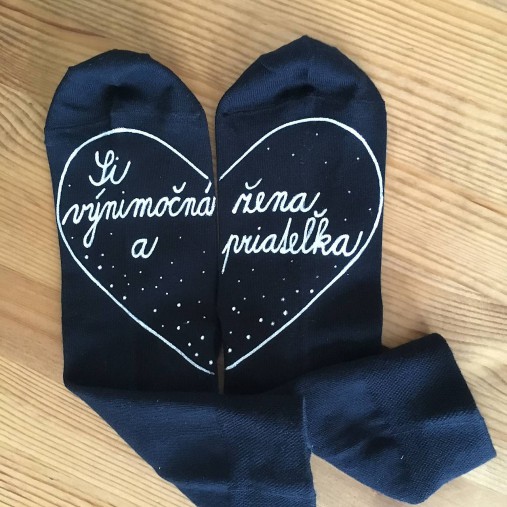 Maľované ponožky s nápisom: "Si výnimočná žena a priateľka :)" (Čierne)