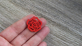 Polotovary - Drevený výrez kvet, ruža 2,5 cm - výber z viac farieb, 1 ks (červená) - 11646680_