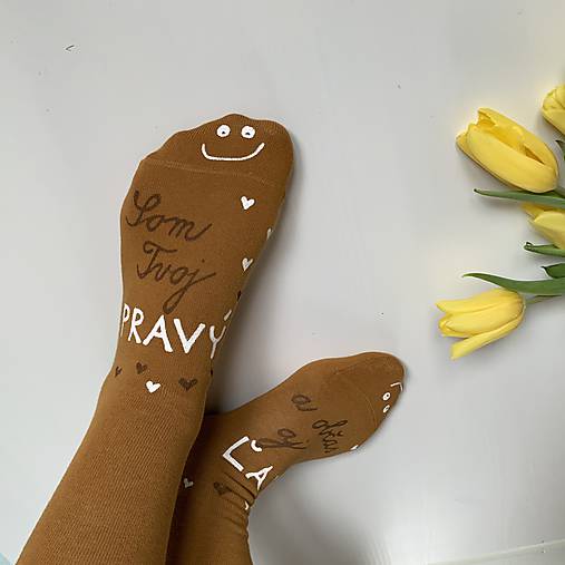 Maľované horčicové ponožky s nápisom: