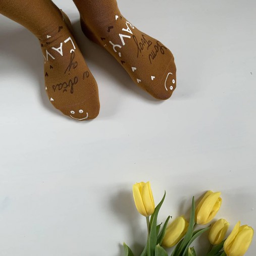 Maľované horčicové ponožky s nápisom: ("Som tvoj pravý / a občas aj ľavý :)")