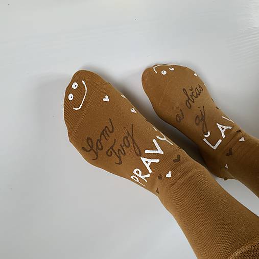 Maľované horčicové ponožky s nápisom: ("Som tvoj pravý / a občas aj ľavý :)")