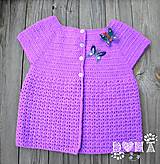 Detské oblečenie - Fialová vestička s brošňou - 11646758_