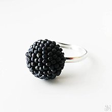 Prstene - Handmade tmavosivý prsteň z obšívanej korálky - 11651267_