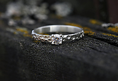 Prstene - Strieborný prsteň so zirkónom či iným kamienkom - 11650648_