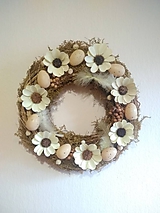 Dekorácie - prírodný veľkonočný veniec s drevenými kvietkami 29 cm - 11653150_