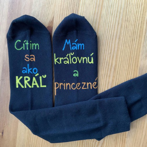 Maľované čierne ponožky s pestrofarebným nápisom: Cítim sa ako kráľ / Mám kráľovnú a (princezné)