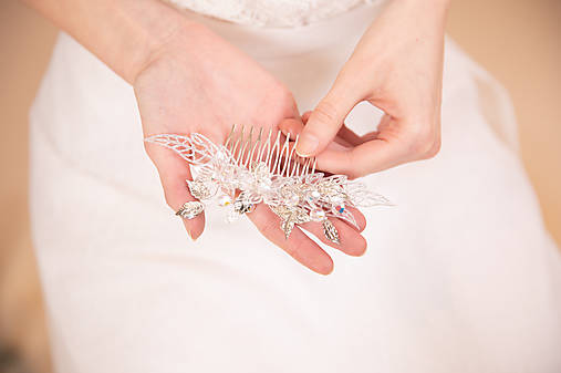 Luxusný svadobný hrebienok so Swarovski korálkami "keď sa dotkneš snov"