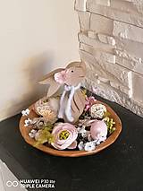 Dekorácie - Veľkonočná dekorácia so zajačikom na drevenom tanieri - 11656011_