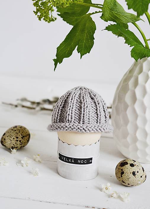 Dekorácie - Veľkonočná dekorácia - pletená čiapočka II (Sivá) - 11659955_