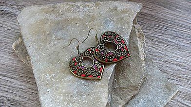Náušnice - Srdiečka s kvetmi a motýlmi väčšie (červeno fialové bronz, č. 3120) - 11660414_