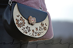 Drevená folk kabelka kožená Dorka a kvety exkluzív Odzuzičky (Čierna s popruhom)