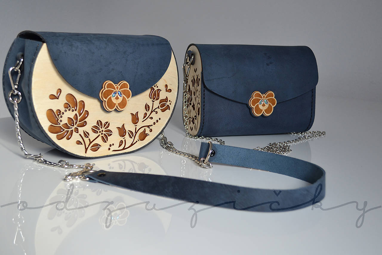 Drevená folk kabelka kožená Dorka a kvety exkluzív Odzuzičky (Modrá s popruhom)