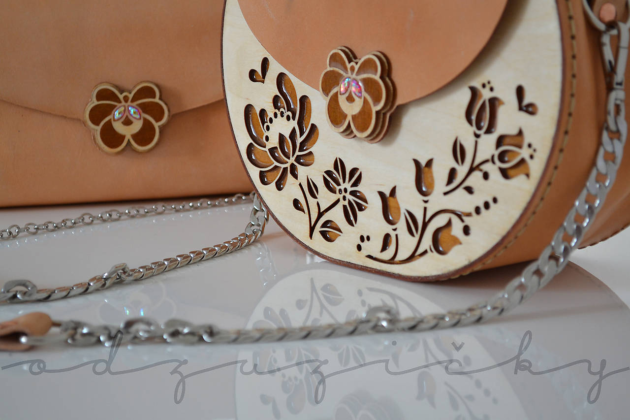 Drevená folk kabelka kožená Dorka a kvety exkluzív Odzuzičky (Béžová)