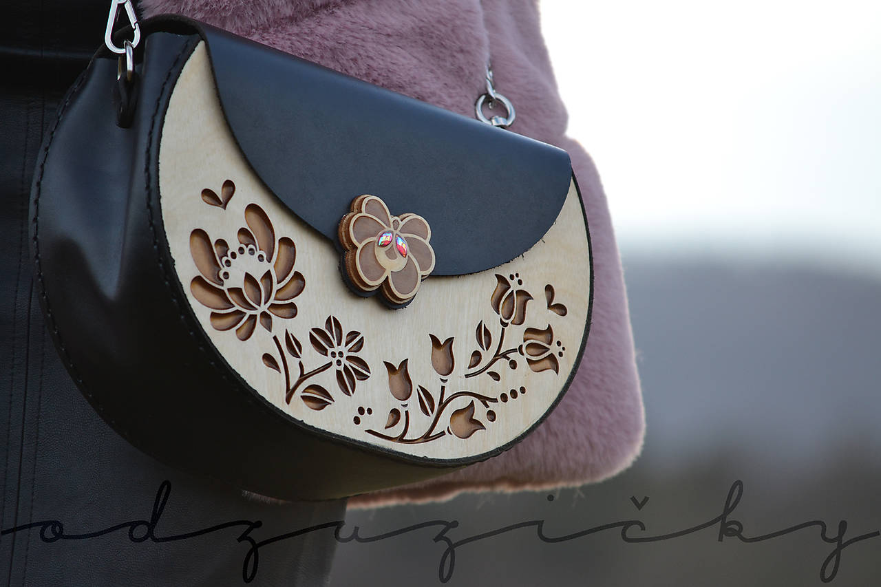 Drevená folk kabelka kožená Dorka a kvety exkluzív Odzuzičky (Čierna s popruhom)
