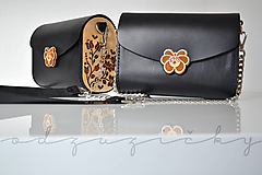 Drevená folk kabelka kožená Dorka a kvety Odzuzičky (Čierna pigmentovaná s popruhom)