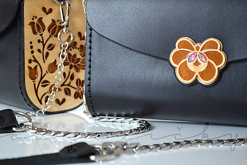 Drevená folk kabelka kožená Dorka a kvety Odzuzičky (Čierna pigmentovaná)