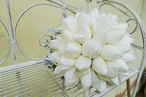 Svadobná kytica z bielych tulipánov